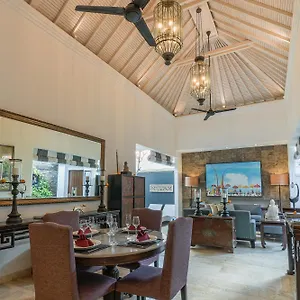 Mosan House: Art-filled Gem Near & Square Villa